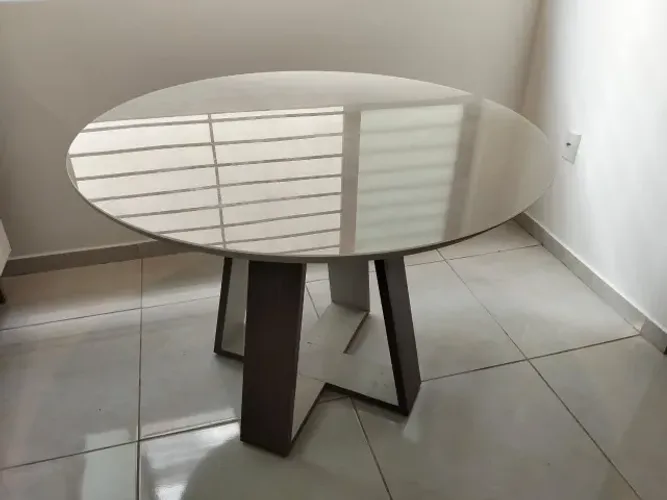 Mesa de jantar redonda com tampo de vidro - 110 cm