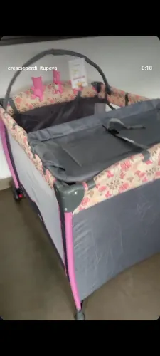Guarda-roupa infantil + berço portátil sem marcas de uso