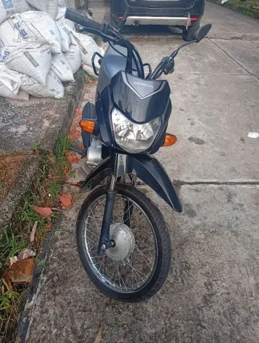 Moto toda boa único dono quilometragem baixa troquei o olho recentemente só pega e (*)..
