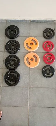 Anilhas de ferro emborrachadas. 04 de 3gk, 02 de 2kg e 04 de 1kg. R$ 12, o kg.