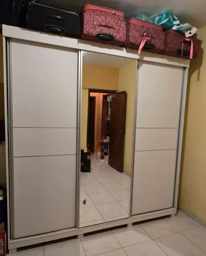 Guarda roupa de casal com espelho
