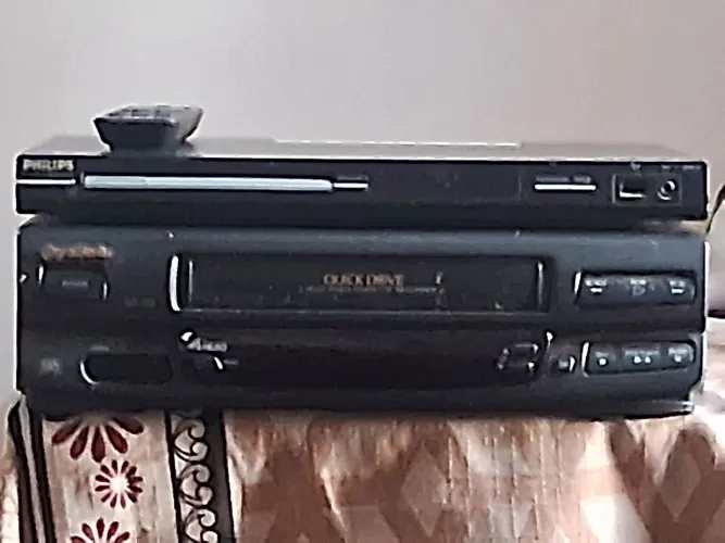 Vendo Vídeo Cassete Gradiente e um DVD Philips (RELIQUIA) bom estado