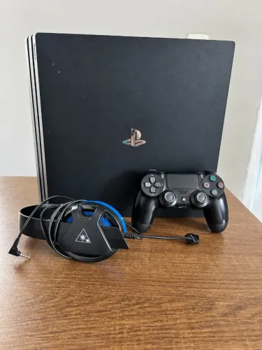 Console ps4 pro 1TB + controle + headset + GTA V