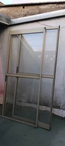 Conjunto com 4 Portas de Alumínio + Vidro + 2 Barras de Pedra