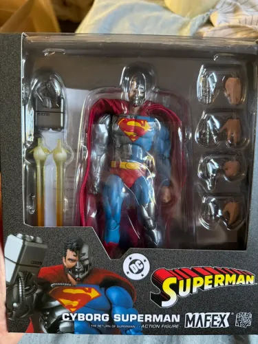 Superman cyborg Mafex lacrado 