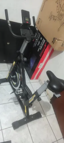 Bicicleta Spinning WCT Fitness 13kg | Preto/Amarelo | Pouquíssimo Uso