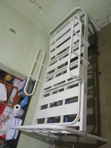 Estou vendendo uma cama de hospital semi nova com 9 meses de uso por 1.500 no dinheiro