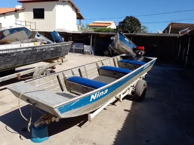 LANCHA DE ALUMÍNIO COM MOTOR DE RABETA , INCL. REBOQUE.Para recreação e pesca 
