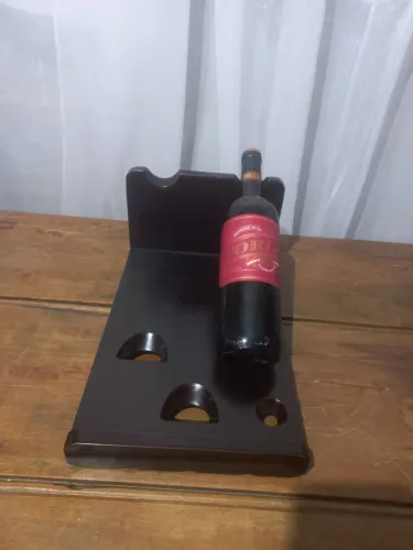 Suporte de madeira para garrafas de vinhos.
