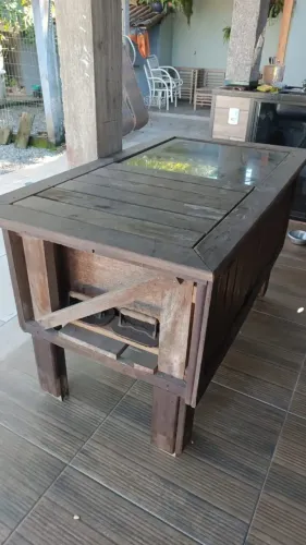 Mesa rústica com rodinha para churrasqueira