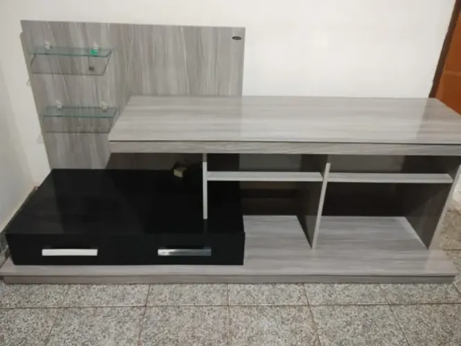 Rack medindo aprox 180x46x64cm. Renove sua sala com este elegante raque! Ideal para organi