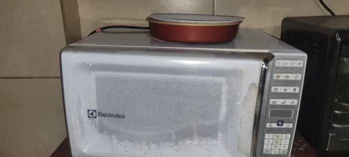 Microondas Electrolux funciona mas com a trava da porta quebrada
