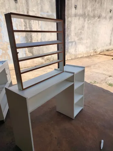 Mesa com expositor