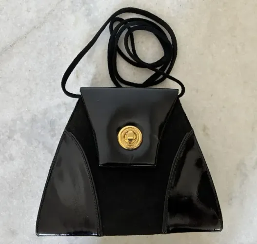 Elegante Bolsa Transversal de Couro Legítimo, preta em verniz e camurça.