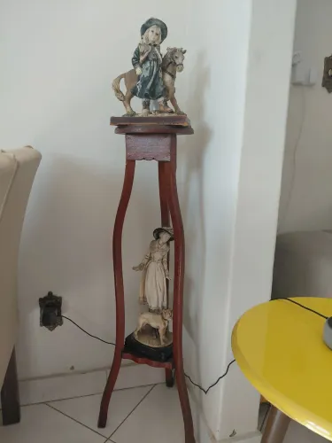 Banqueta grande com as esculturas
