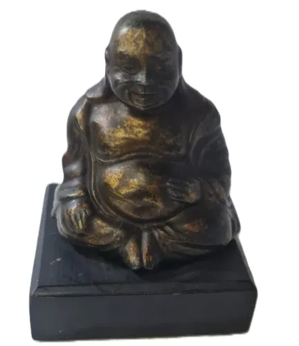Escultura decorativa de caráter orientalista representando o Buda Sorridente (também conhe