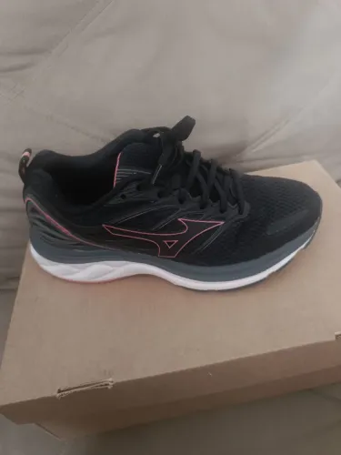 Vende se um tênis Mizuno space 3 preto/rose feminino novo na caixa ? Aceito propostas