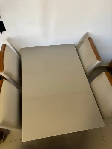 Mesa com 4 cadeiras