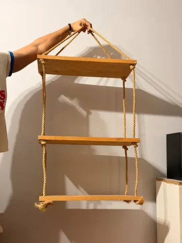 Prateleira Suspensa Grande de Madeira com Corda (3 Andares / Estilo Rústico)