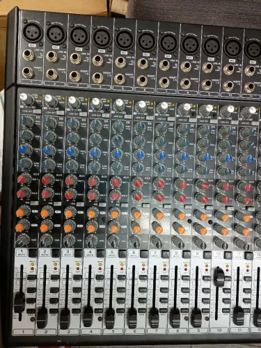 Mesa de som Behringer de 24 canais 