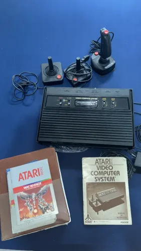 Atari 2600 acompanha Controles Manual Cabos e 8 Jogos/Cartuchos