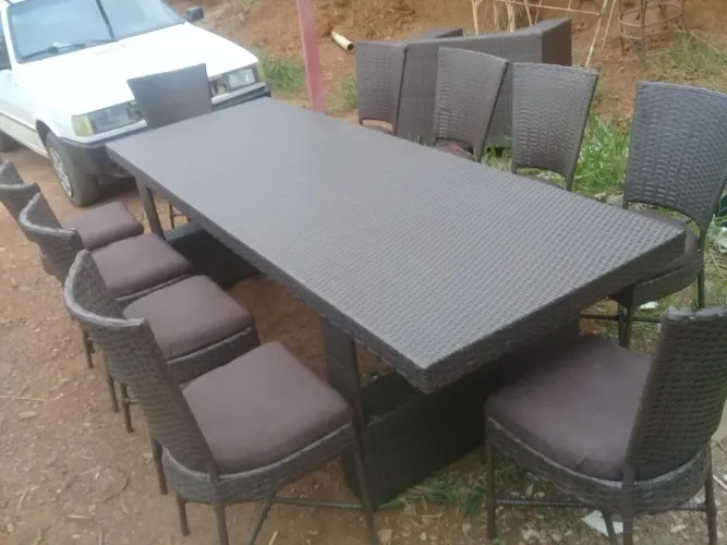 Mesa e cadeiras para decoração de jardim