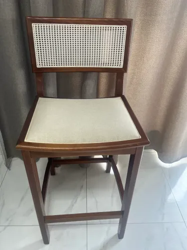 BANQUETA ALTA EM MADEIRA - APENAS UMA