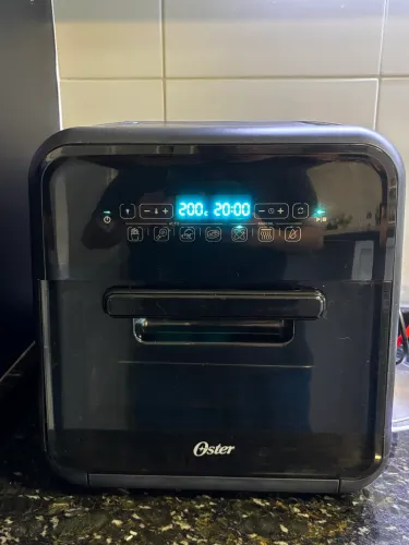 Air Fryer Oster digital funcionando perfeitamente.