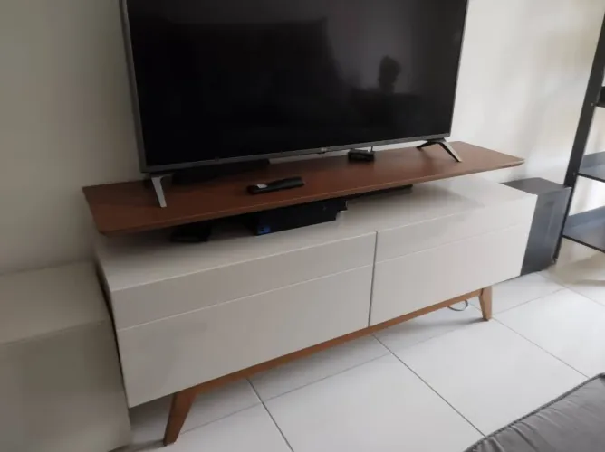 Rack Classic II 2 GV Off White com Freijó Touch 146 cm (Mobly) 