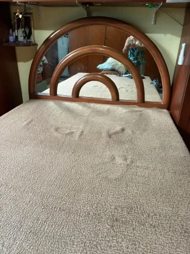 Vendo cama de casal em madeira
