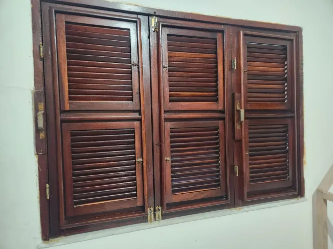 Vendo janela em madeira completa R$ 600