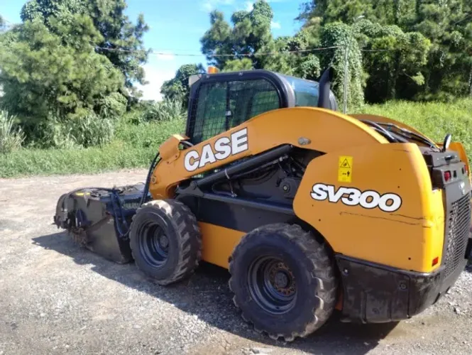 Mini Carregadeira Case 2019 SV300