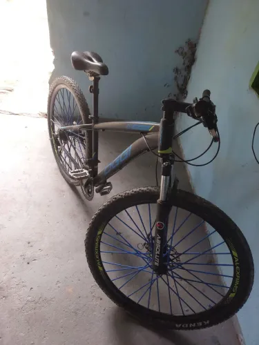 Vendo minha bicicleta top, p asfalto e trilha muito boa. 1200,00 p vender logo,. *.