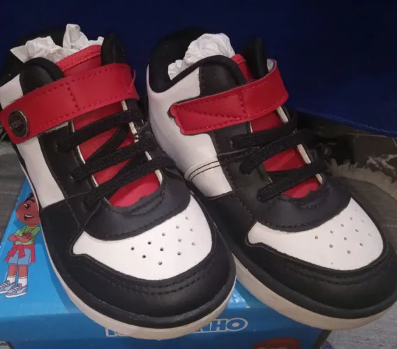 Vende-se tênis meu filho usou três vezes tamanho 26. Valor 60 reais