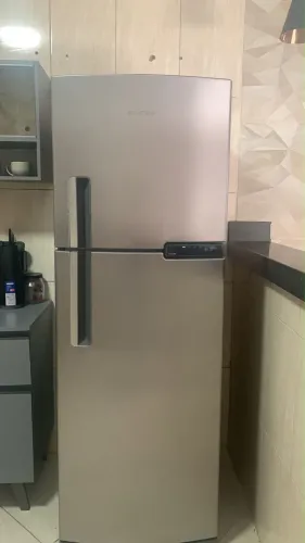 GELADEIRA POUCOS MESES DE USO SEM NENHUMA MARCA DE USO 2800 MAS TEM CONVERSA