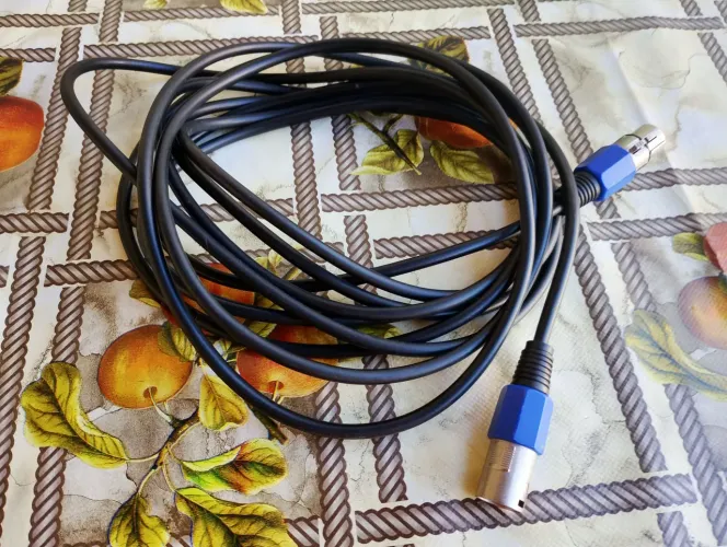 Cabo para microfone e mesa de som