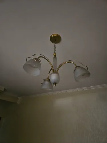 Lustre de Teto 3 Luzes Dourado com Cúpulas Brancas - Anos 2000