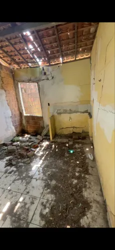 Vende-se ou troca-se em moto de alta cc, casa junto com o terreno na zn
