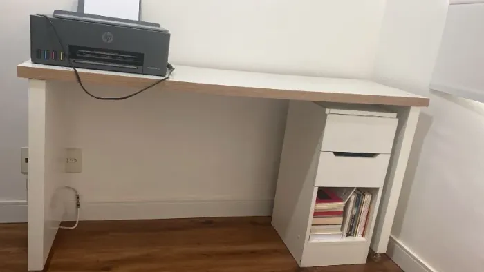 Mesa com rodinhas e gaveteiro para home office