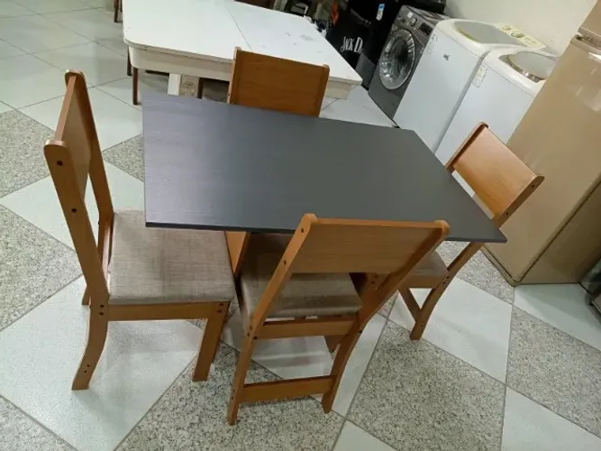 MESA NOVA COM 4 CADEIRAS