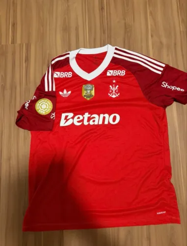 Camisa de goleiro do Flamengo, com patch do mundial de clubes e campeão da copa do Brasil