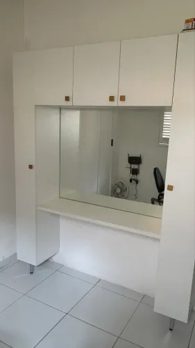 Armário com mesa de estudo e espelho