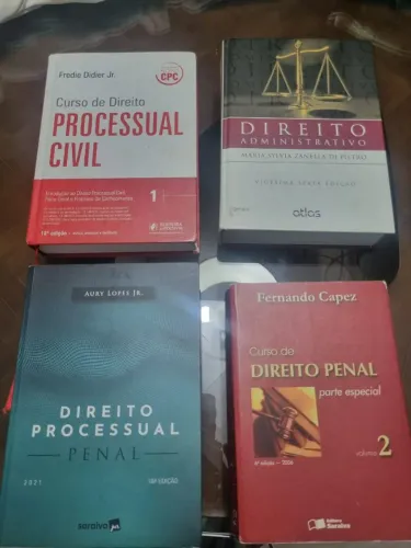 livros de Direito.