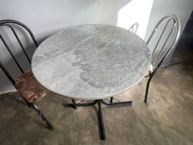 Mesa e 3 cadeiras
