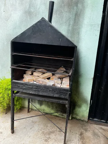 Vende-se uma churrasqueira 