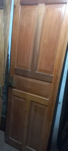 Porta de Madeira Maciça em Ótimo Estado - Completa com Fechadura