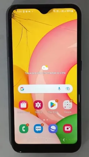 Celular A01 32 gigas trincado, mas funcionando tudo vlr. 120,00 (Só venda a vista)