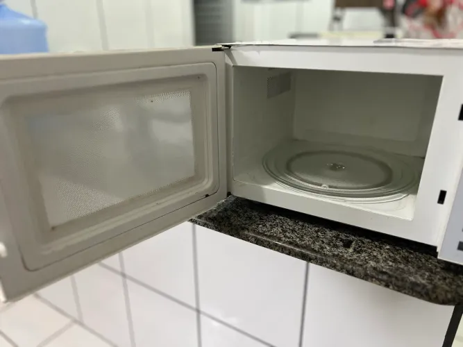 Micro-ondas Panasonic, capacidade de 32L. Bem conservado