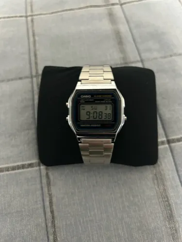 Relógio prata Casio com caixa.