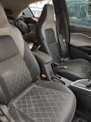 BANCOS EM COURO CHEVROLET ONIX EXCELENTES CONDIÇÕES 